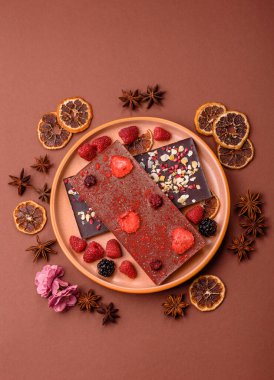 Evde kurutulmuş meyveli çikolatalı bir çikolata. Tasarımınız için arka plan olarak çikolatayı kullanın