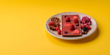 Evde kurutulmuş meyveli çikolatalı bir çikolata. Tasarımınız için arka plan olarak çikolatayı kullanın