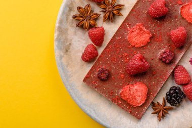 Evde kurutulmuş meyveli çikolatalı bir çikolata. Tasarımınız için arka plan olarak çikolatayı kullanın