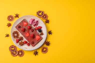 Evde kurutulmuş meyveli çikolatalı bir çikolata. Tasarımınız için arka plan olarak çikolatayı kullanın