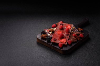 Evde kurutulmuş meyveli çikolatalı bir çikolata. Tasarımınız için arka plan olarak çikolatayı kullanın