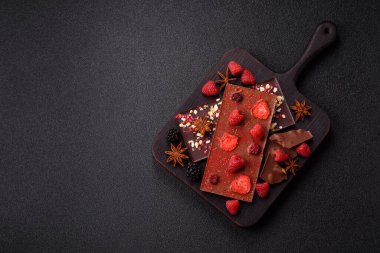 Evde kurutulmuş meyveli çikolatalı bir çikolata. Tasarımınız için arka plan olarak çikolatayı kullanın