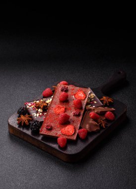 Evde kurutulmuş meyveli çikolatalı bir çikolata. Tasarımınız için arka plan olarak çikolatayı kullanın