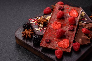 Evde kurutulmuş meyveli çikolatalı bir çikolata. Tasarımınız için arka plan olarak çikolatayı kullanın