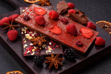 Evde kurutulmuş meyveli çikolatalı bir çikolata. Tasarımınız için arka plan olarak çikolatayı kullanın