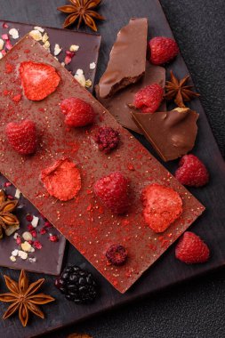 Evde kurutulmuş meyveli çikolatalı bir çikolata. Tasarımınız için arka plan olarak çikolatayı kullanın