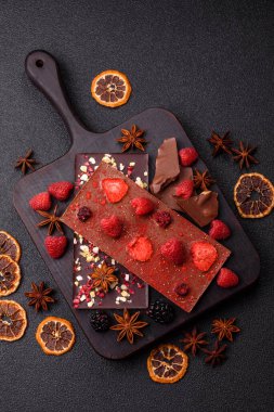 Evde kurutulmuş meyveli çikolatalı bir çikolata. Tasarımınız için arka plan olarak çikolatayı kullanın