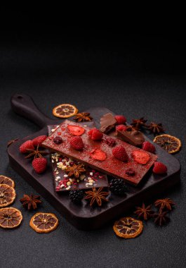 Evde kurutulmuş meyveli çikolatalı bir çikolata. Tasarımınız için arka plan olarak çikolatayı kullanın