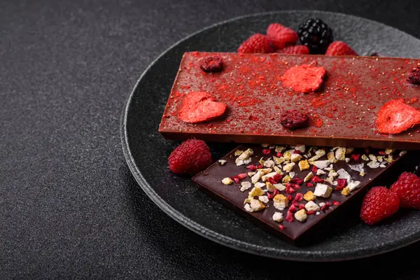 Evde kurutulmuş meyveli çikolatalı bir çikolata. Tasarımınız için arka plan olarak çikolatayı kullanın