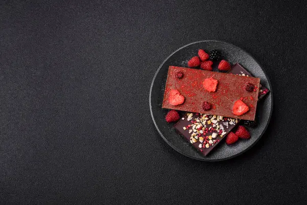 Evde kurutulmuş meyveli çikolatalı bir çikolata. Tasarımınız için arka plan olarak çikolatayı kullanın