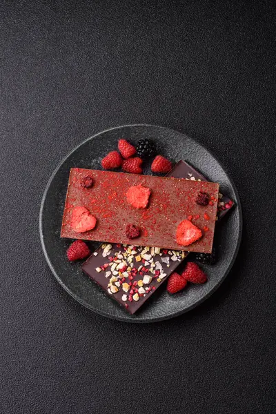 Evde kurutulmuş meyveli çikolatalı bir çikolata. Tasarımınız için arka plan olarak çikolatayı kullanın