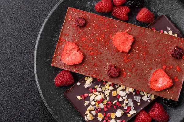 Evde kurutulmuş meyveli çikolatalı bir çikolata. Tasarımınız için arka plan olarak çikolatayı kullanın