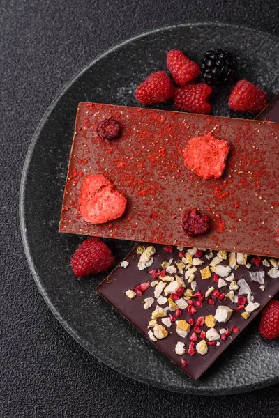 Evde kurutulmuş meyveli çikolatalı bir çikolata. Tasarımınız için arka plan olarak çikolatayı kullanın