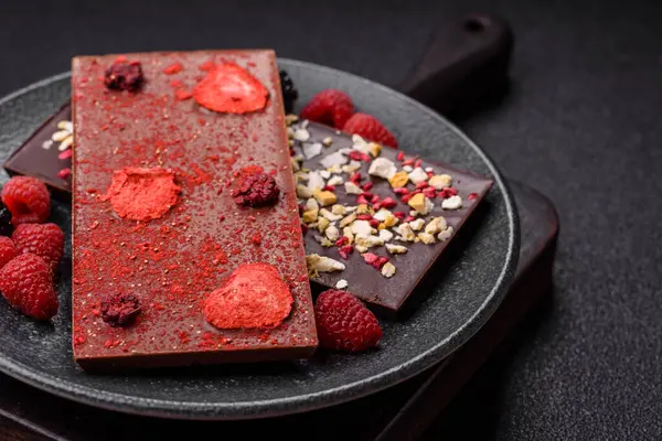 Evde kurutulmuş meyveli çikolatalı bir çikolata. Tasarımınız için arka plan olarak çikolatayı kullanın