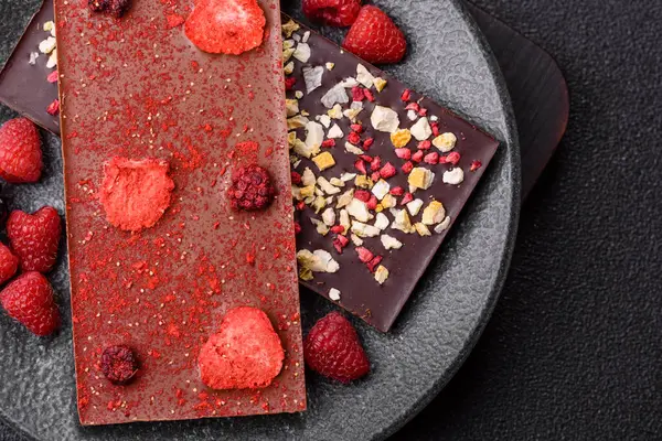 Evde kurutulmuş meyveli çikolatalı bir çikolata. Tasarımınız için arka plan olarak çikolatayı kullanın