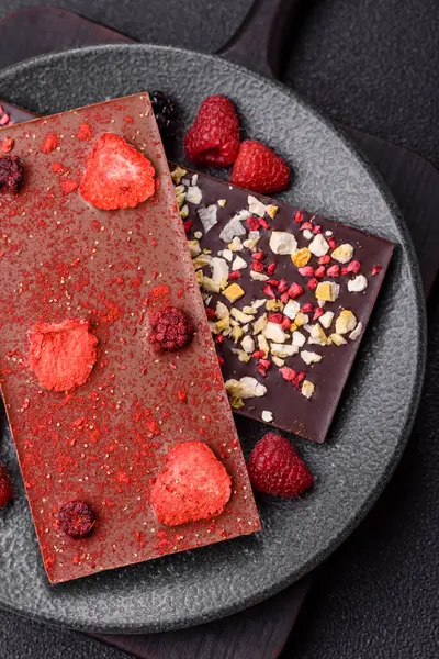 Evde kurutulmuş meyveli çikolatalı bir çikolata. Tasarımınız için arka plan olarak çikolatayı kullanın