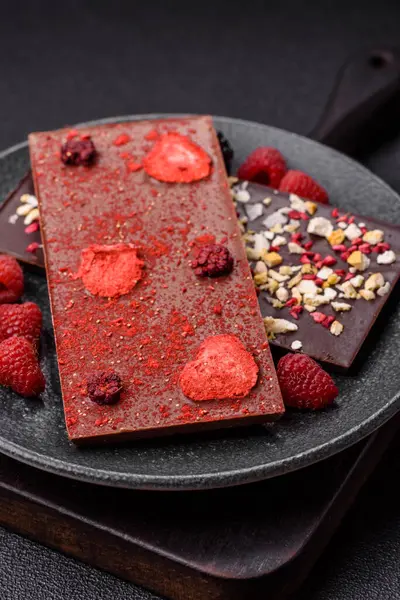 Evde kurutulmuş meyveli çikolatalı bir çikolata. Tasarımınız için arka plan olarak çikolatayı kullanın