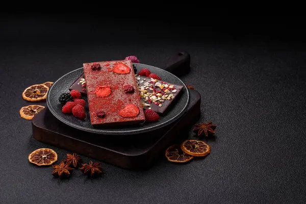 Evde kurutulmuş meyveli çikolatalı bir çikolata. Tasarımınız için arka plan olarak çikolatayı kullanın