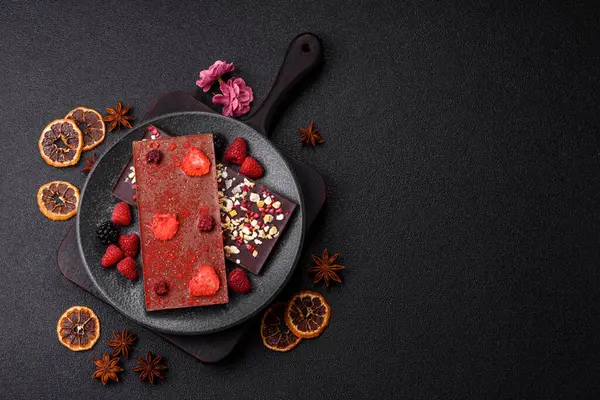 Evde kurutulmuş meyveli çikolatalı bir çikolata. Tasarımınız için arka plan olarak çikolatayı kullanın