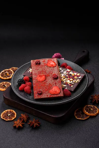 Evde kurutulmuş meyveli çikolatalı bir çikolata. Tasarımınız için arka plan olarak çikolatayı kullanın