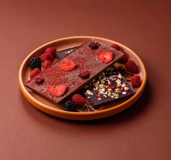 Evde kurutulmuş meyveli çikolatalı bir çikolata. Tasarımınız için arka plan olarak çikolatayı kullanın