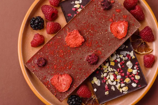 Evde kurutulmuş meyveli çikolatalı bir çikolata. Tasarımınız için arka plan olarak çikolatayı kullanın