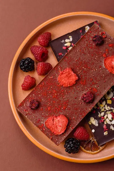 Evde kurutulmuş meyveli çikolatalı bir çikolata. Tasarımınız için arka plan olarak çikolatayı kullanın