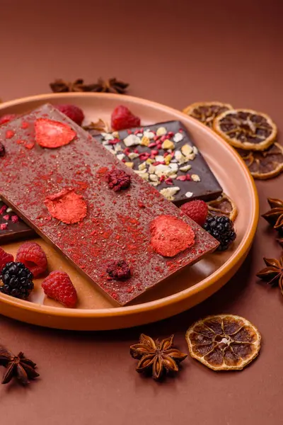 Evde kurutulmuş meyveli çikolatalı bir çikolata. Tasarımınız için arka plan olarak çikolatayı kullanın