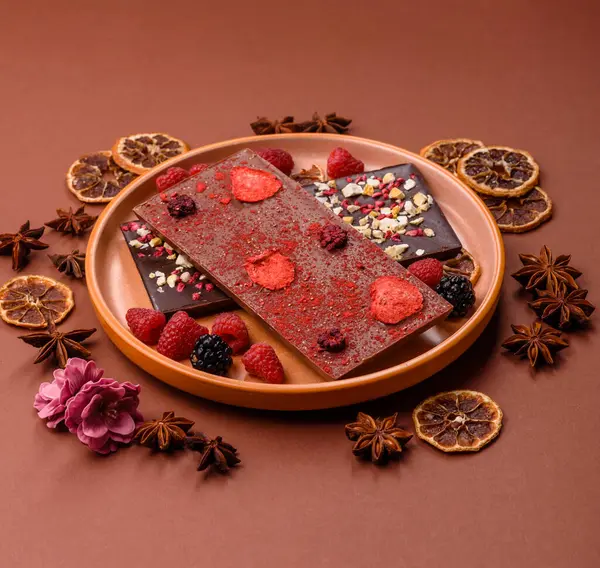 Evde kurutulmuş meyveli çikolatalı bir çikolata. Tasarımınız için arka plan olarak çikolatayı kullanın