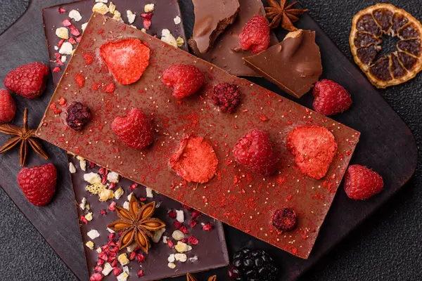 Evde kurutulmuş meyveli çikolatalı bir çikolata. Tasarımınız için arka plan olarak çikolatayı kullanın