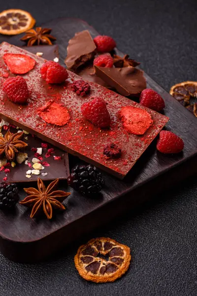 Evde kurutulmuş meyveli çikolatalı bir çikolata. Tasarımınız için arka plan olarak çikolatayı kullanın