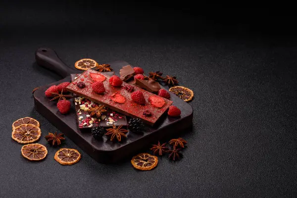 Evde kurutulmuş meyveli çikolatalı bir çikolata. Tasarımınız için arka plan olarak çikolatayı kullanın