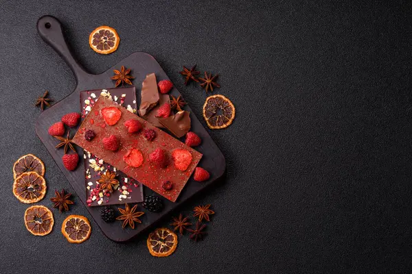 Evde kurutulmuş meyveli çikolatalı bir çikolata. Tasarımınız için arka plan olarak çikolatayı kullanın