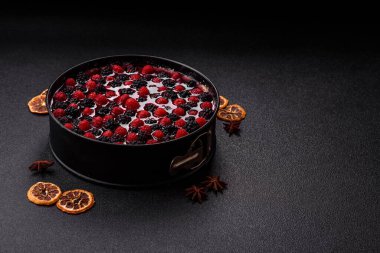 Turta, ahududu, böğürtlen ve mascarpone peynirli cheesecake. Bir parça peynirli kek, çilekli tatlı.