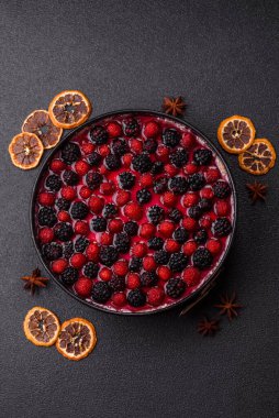 Turta, ahududu, böğürtlen ve mascarpone peynirli cheesecake. Bir parça peynirli kek, çilekli tatlı.