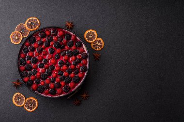 Turta, ahududu, böğürtlen ve mascarpone peynirli cheesecake. Bir parça peynirli kek, çilekli tatlı.