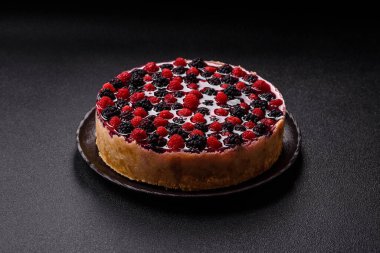 Turta, ahududu, böğürtlen ve mascarpone peynirli cheesecake. Bir parça peynirli kek, çilekli tatlı.