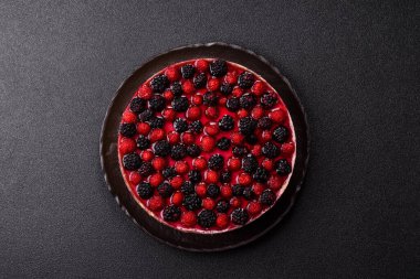 Turta, ahududu, böğürtlen ve mascarpone peynirli cheesecake. Bir parça peynirli kek, çilekli tatlı.