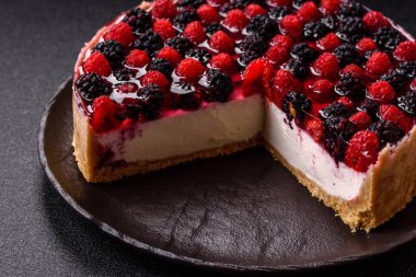 Turta, ahududu, böğürtlen ve mascarpone peynirli cheesecake. Bir parça peynirli kek, çilekli tatlı.