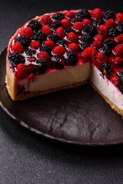 Turta, ahududu, böğürtlen ve mascarpone peynirli cheesecake. Bir parça peynirli kek, çilekli tatlı.