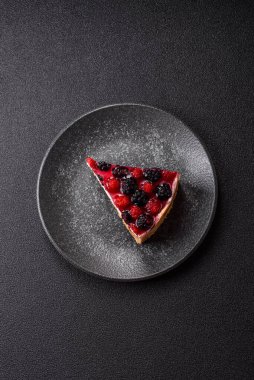 Turta, ahududu, böğürtlen ve mascarpone peynirli cheesecake. Bir parça peynirli kek, çilekli tatlı.