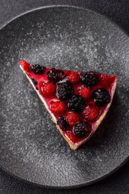 Turta, ahududu, böğürtlen ve mascarpone peynirli cheesecake. Bir parça peynirli kek, çilekli tatlı.