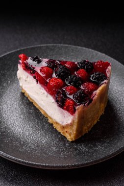 Turta, ahududu, böğürtlen ve mascarpone peynirli cheesecake. Bir parça peynirli kek, çilekli tatlı.