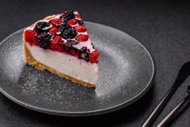 Turta, ahududu, böğürtlen ve mascarpone peynirli cheesecake. Bir parça peynirli kek, çilekli tatlı.