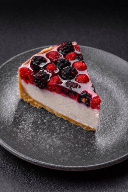 Turta, ahududu, böğürtlen ve mascarpone peynirli cheesecake. Bir parça peynirli kek, çilekli tatlı.