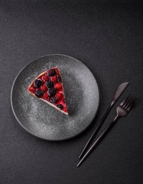 Turta, ahududu, böğürtlen ve mascarpone peynirli cheesecake. Bir parça peynirli kek, çilekli tatlı.