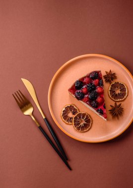 Turta, ahududu, böğürtlen ve mascarpone peynirli cheesecake. Bir parça peynirli kek, çilekli tatlı.