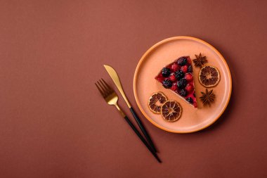 Turta, ahududu, böğürtlen ve mascarpone peynirli cheesecake. Bir parça peynirli kek, çilekli tatlı.