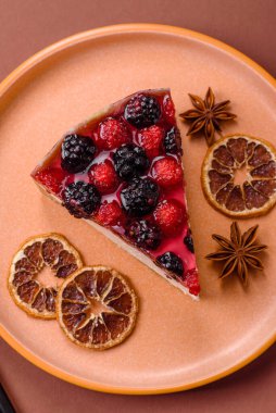 Turta, ahududu, böğürtlen ve mascarpone peynirli cheesecake. Bir parça peynirli kek, çilekli tatlı.