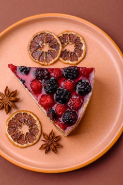 Turta, ahududu, böğürtlen ve mascarpone peynirli cheesecake. Bir parça peynirli kek, çilekli tatlı.